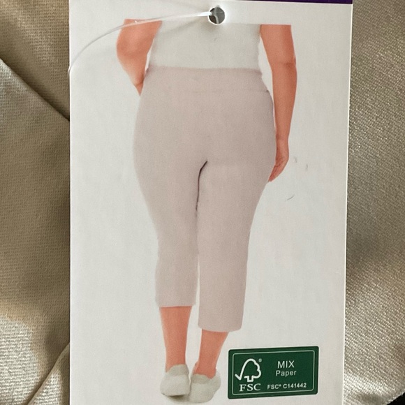S.C & CO Ladies 360 Degrees Tummy Control Capri Pant - Picture 4 of 8